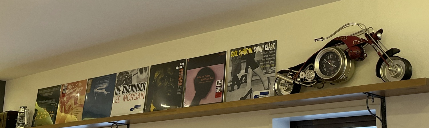 理容室/レコード棚