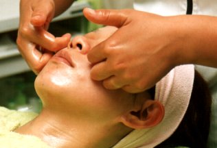 フェイシャルマッサージ